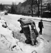 På natten den 15 februari 1952 stals denna bil från Barnhemsgatan. Den återfanns på Risbrinksvägen i Hejdegården. Det skedde ungefär en trafikolycka om dagen i Linköping, därför gick linköpingspolisen ut med en uppmaning iinför julen 1951. Linköpingsborna bör köra försiktigare!
Byggnaden till vänster i bild är Risbrinksvägen 7. Byggnaden uppfördes med egnahemslån före första världskriget. Bilolycka. Vinterväglag. Trafik. Vinter.

...

385 bilder om Linköping på 1950-talet från tidningen Östgötens arkiv. Framtidstro och optimism är ord som sammanfattar Linköping på femtiotalet. Årtiondet innebar satsningar för att förbättra linköpingsbornas livsvillkor. Bostadsfrågan och trafiklösningarna dominerade den lokalpolitiska agendan.
Bilderna digitaliserades år 2013.