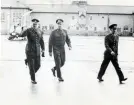 ÖB general Stig Synnergren besöker regementet 15/5 1972.
I mitten regementschef överste Lennart Löfgren, t.h. stabschef överstelöjtnant Osvald Ärnflykt.