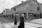 Sedan 1980 domineras Storgatan utmed kvarteret Decimalen av det kolossala bankhus som dåvarande Sparbanken lät uppföra. Ännu fotoåret 1976 stod den något omaka husraden av äldre hus kvar på platsen. Närmast Lennmalms tidigare butik i hörnet av Repslagaregatan.