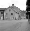 Varje tid har sina signaturer. För stora delar av kvarteret Brevduvan i Linköping skrevs de om i slutet av 1980-talet när en fortsatt sanering av området kom till stånd. För en kort tid var bildens utblick från Ågatan möjlig. Lyckligtvis räddades hörnhuset och har för Linköpingsbor blivit bekant som Gula huset.
