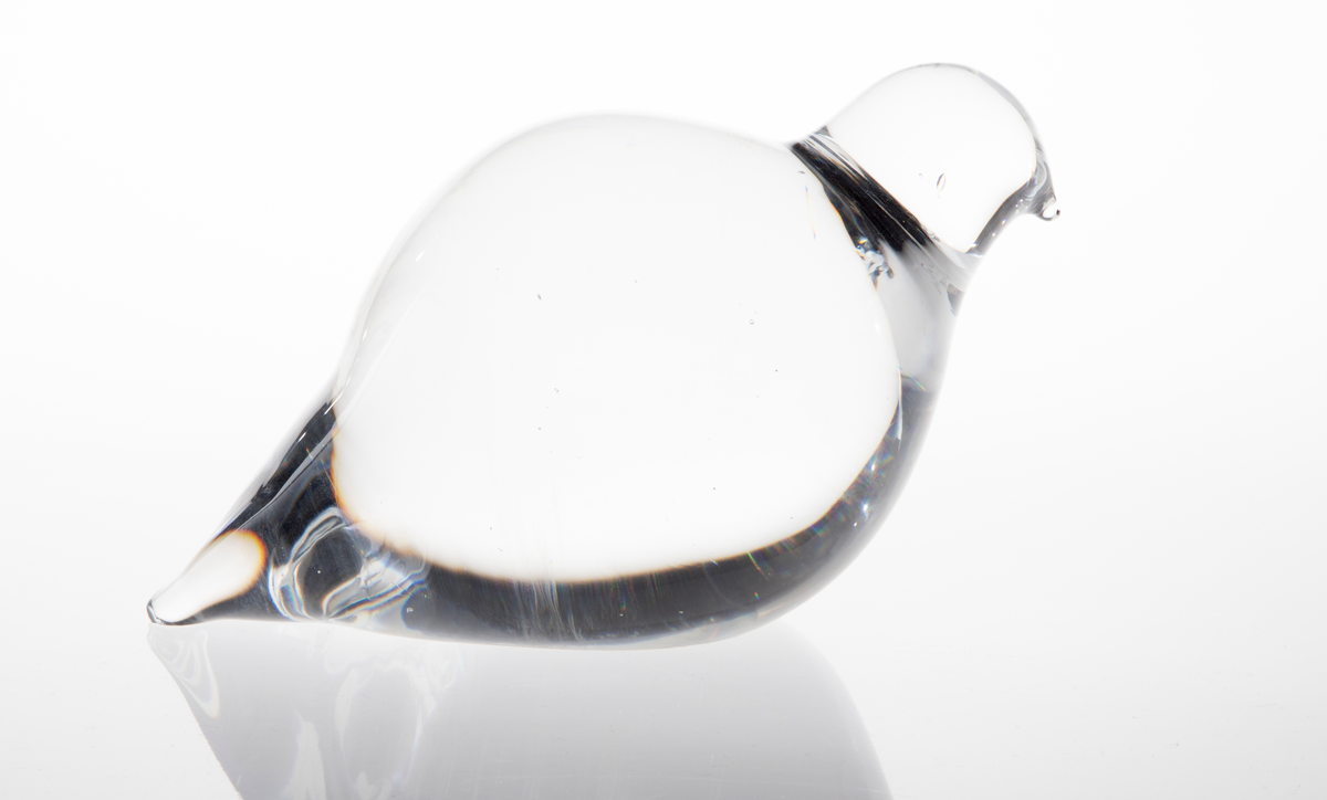 Glassfigur i massivt klart glass uten dekor. Figuren har en stilisert fugleform, og skal forestille en rype.