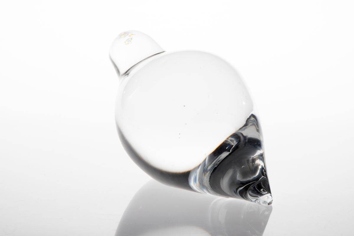Glassfigur i massivt klart glass uten dekor. Figuren har en stilisert fugleform, og skal forestille en rype.