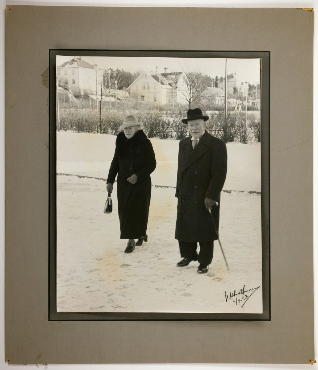 Henriette Dueland og Hellie Dagsland i Haugesund en vinterdag.