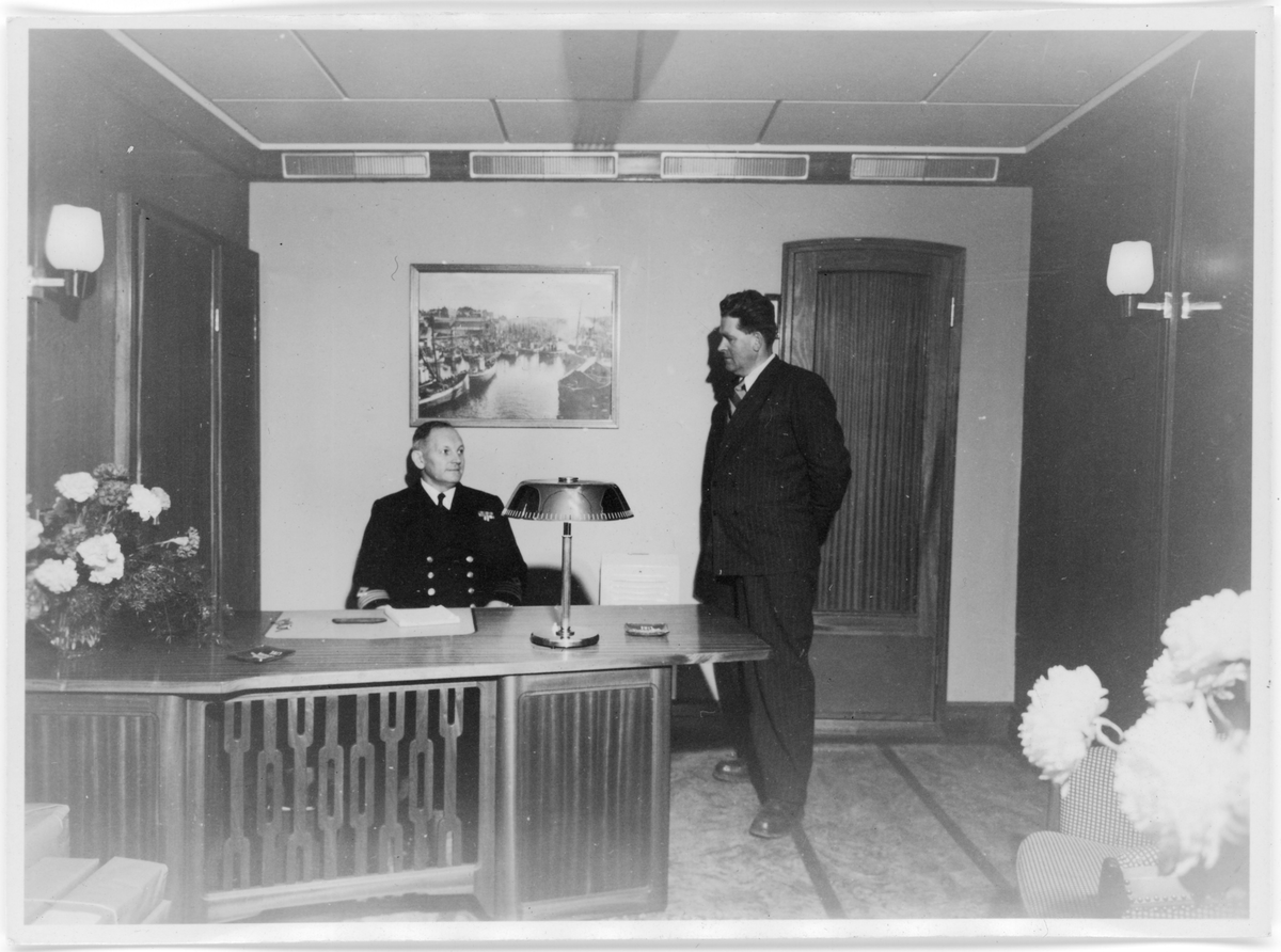 Fotodokumentasjon av det nye skipet M/S "Concordia Star". Det er foto av brua og interiøret. Første bilde er fra et kontor. Det er også bilde av en familie (foto nr. 34), og en gruppe voksne (foto nr. 28) inne i skipet.