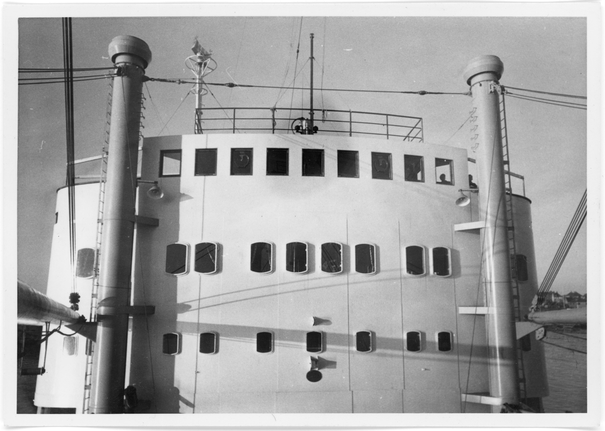 Fotodokumentasjon av det nye skipet M/S "Concordia Star". Det er foto av brua og interiøret. Første bilde er fra et kontor. Det er også bilde av en familie (foto nr. 34), og en gruppe voksne (foto nr. 28) inne i skipet.