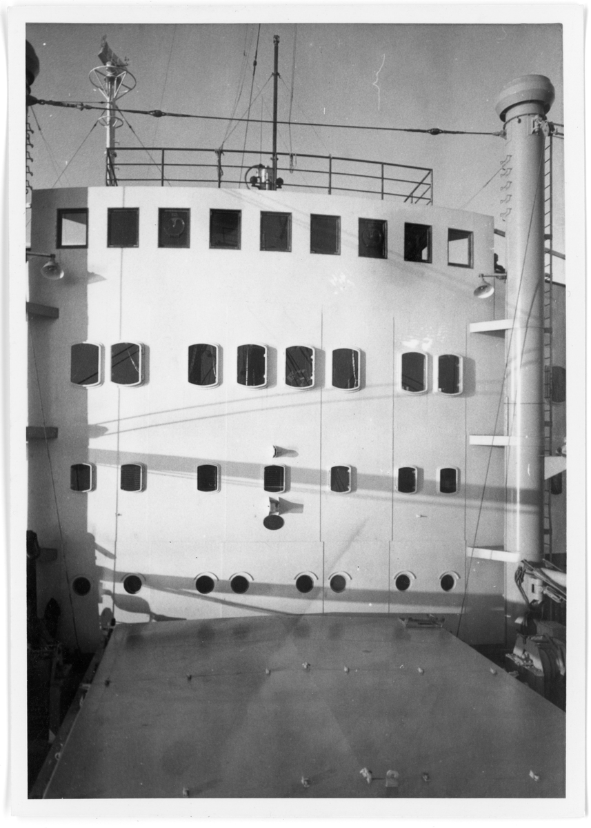 Fotodokumentasjon av det nye skipet M/S "Concordia Star". Det er foto av brua og interiøret. Første bilde er fra et kontor. Det er også bilde av en familie (foto nr. 34), og en gruppe voksne (foto nr. 28) inne i skipet.