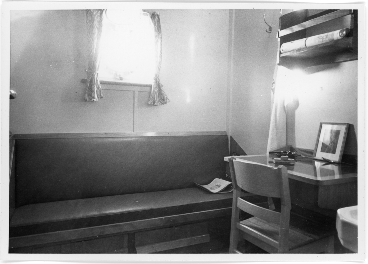 Fotodokumentasjon av det nye skipet M/S "Concordia Star". Det er foto av brua og interiøret. Første bilde er fra et kontor. Det er også bilde av en familie (foto nr. 34), og en gruppe voksne (foto nr. 28) inne i skipet.