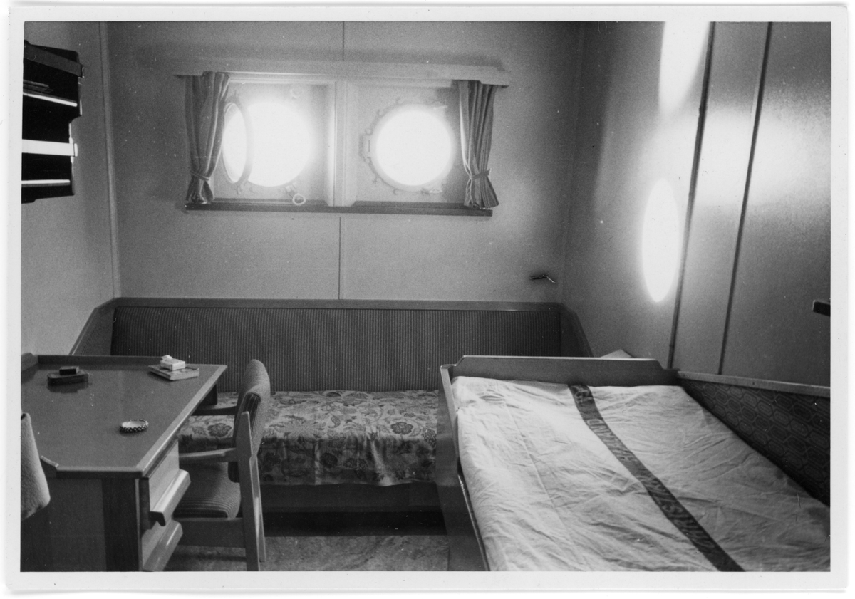 Fotodokumentasjon av det nye skipet M/S "Concordia Star". Det er foto av brua og interiøret. Første bilde er fra et kontor. Det er også bilde av en familie (foto nr. 34), og en gruppe voksne (foto nr. 28) inne i skipet.