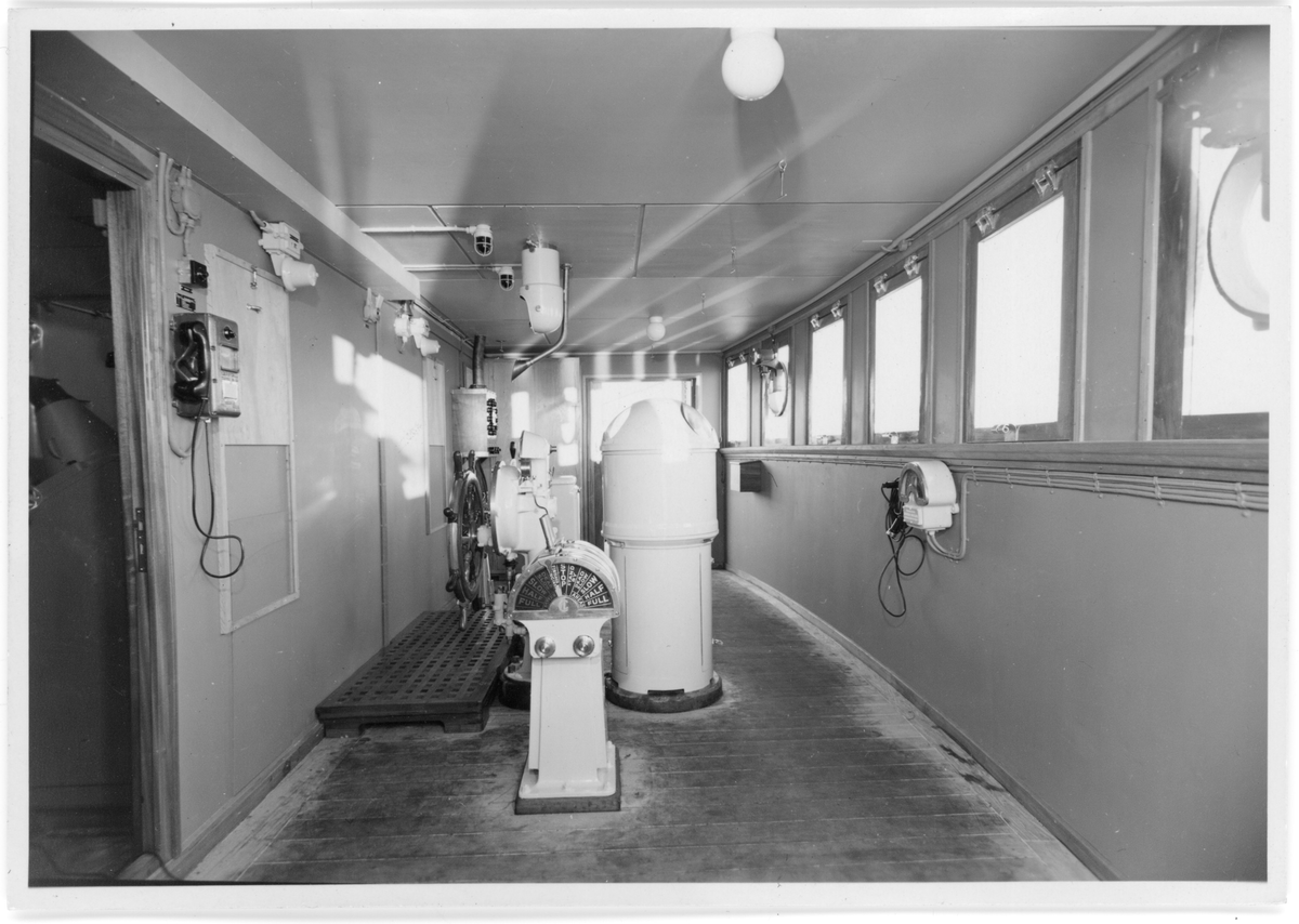 Fotodokumentasjon av det nye skipet M/S "Concordia Star". Det er foto av brua og interiøret. Første bilde er fra et kontor. Det er også bilde av en familie (foto nr. 34), og en gruppe voksne (foto nr. 28) inne i skipet.