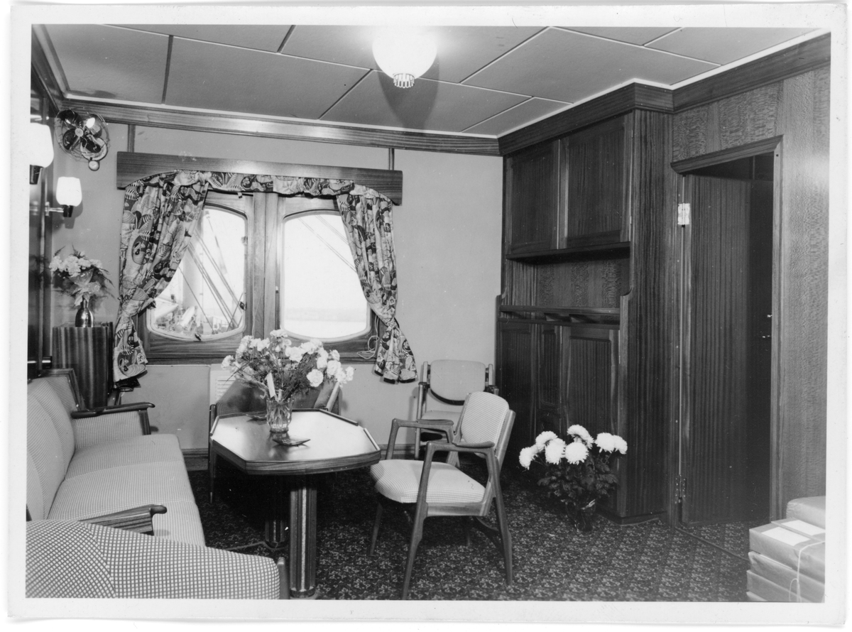 Fotodokumentasjon av det nye skipet M/S "Concordia Star". Det er foto av brua og interiøret. Første bilde er fra et kontor. Det er også bilde av en familie (foto nr. 34), og en gruppe voksne (foto nr. 28) inne i skipet.