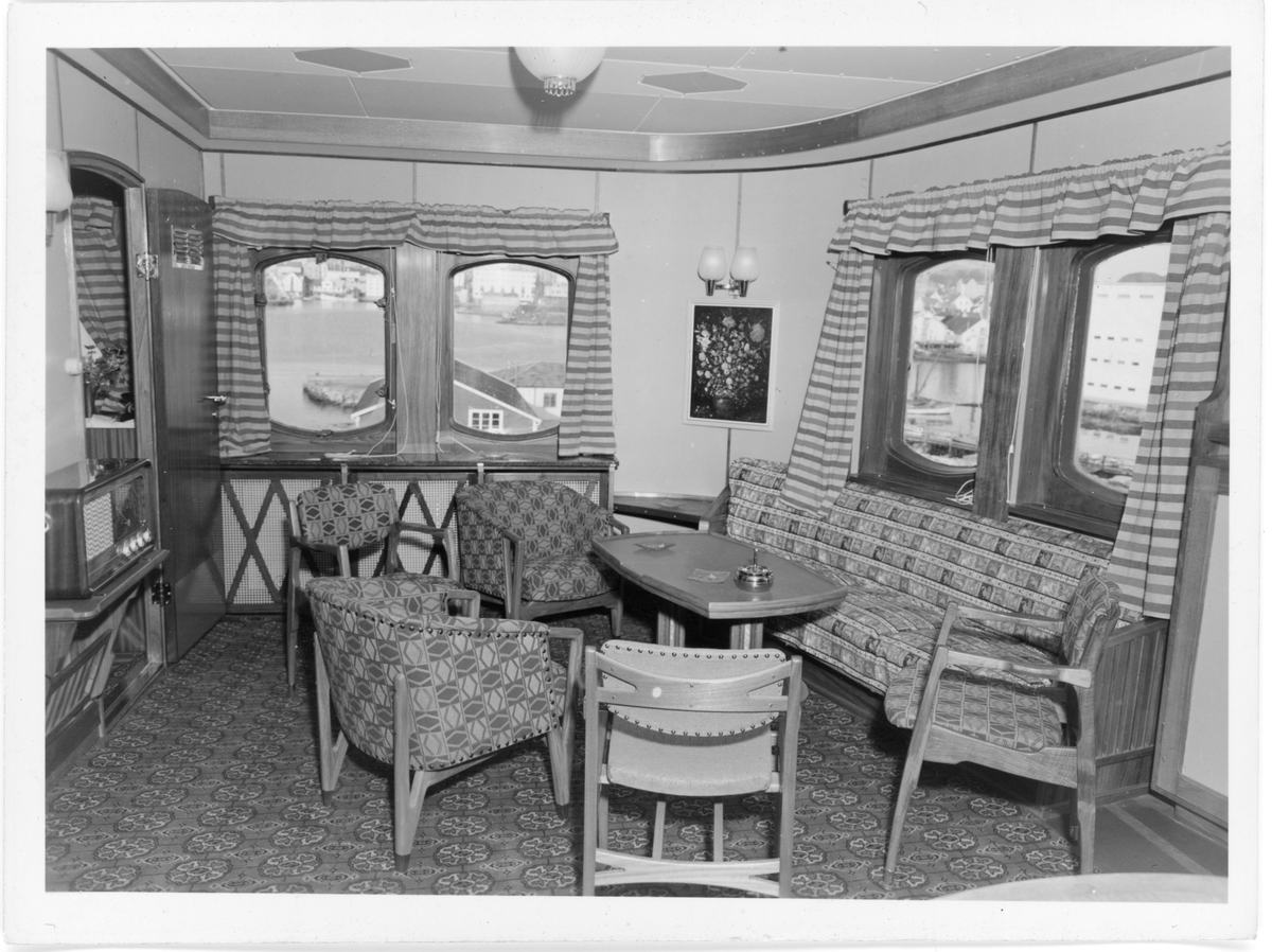 Fotodokumentasjon av det nye skipet M/S "Concordia Star". Det er foto av brua og interiøret. Første bilde er fra et kontor. Det er også bilde av en familie (foto nr. 34), og en gruppe voksne (foto nr. 28) inne i skipet.