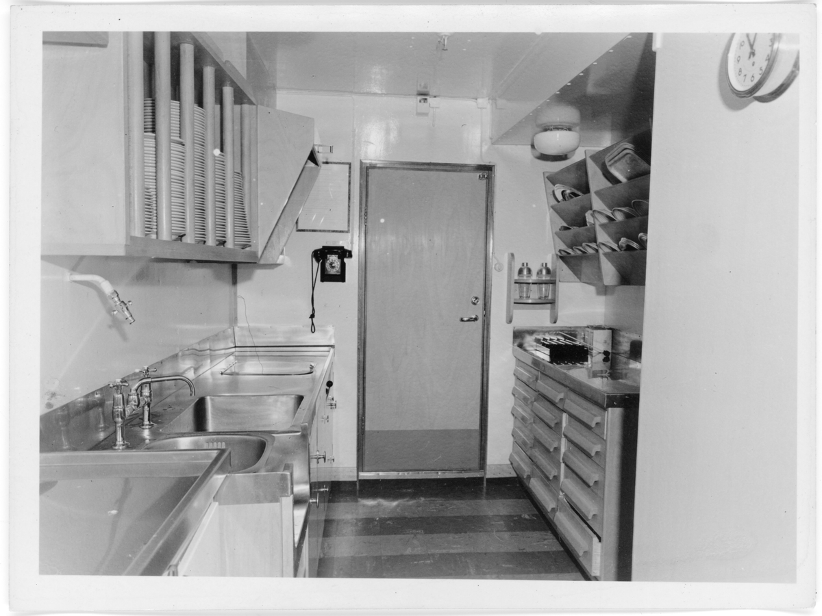 Fotodokumentasjon av det nye skipet M/S "Concordia Star". Det er foto av brua og interiøret. Første bilde er fra et kontor. Det er også bilde av en familie (foto nr. 34), og en gruppe voksne (foto nr. 28) inne i skipet.