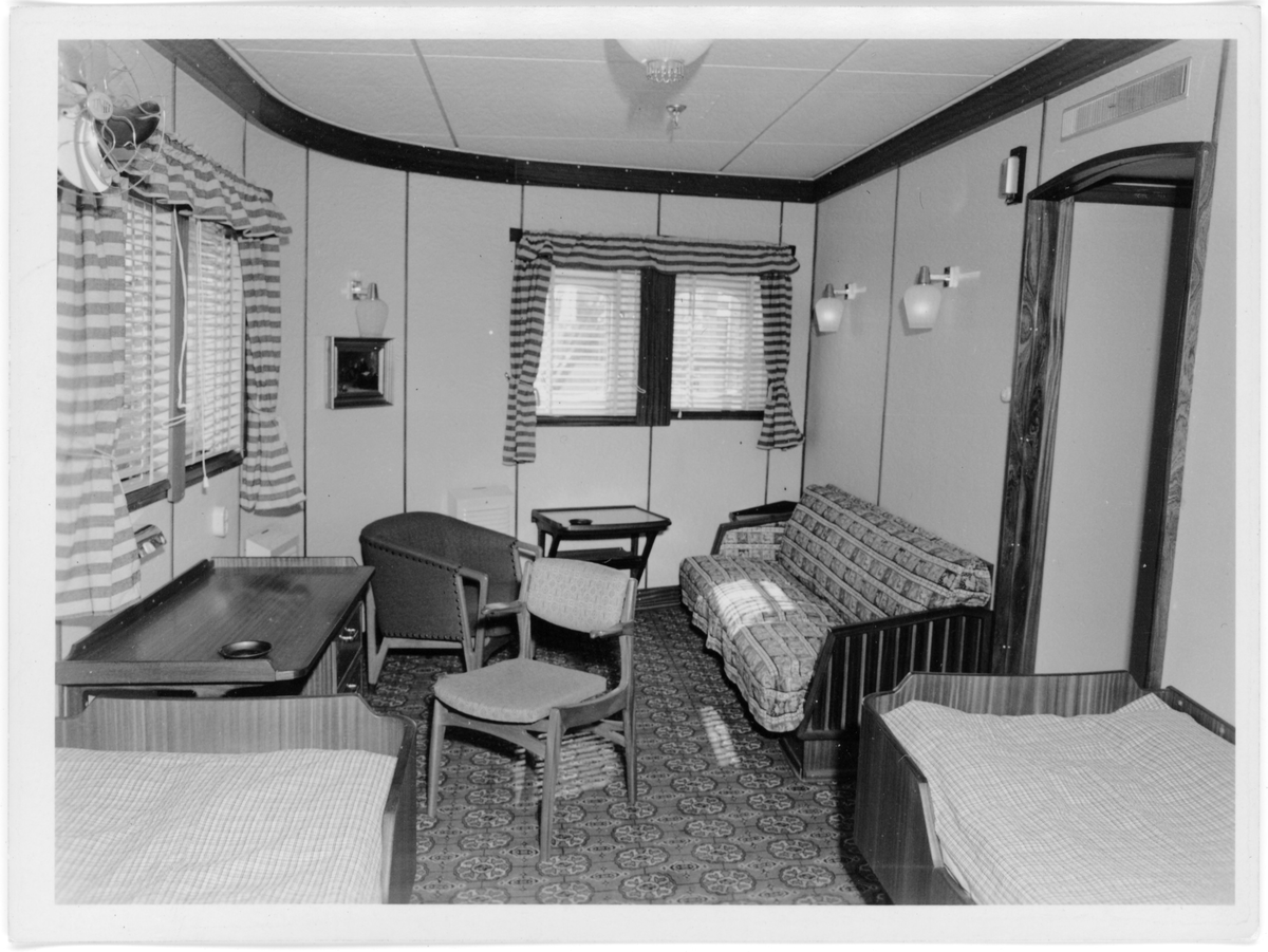 Fotodokumentasjon av det nye skipet M/S "Concordia Star". Det er foto av brua og interiøret. Første bilde er fra et kontor. Det er også bilde av en familie (foto nr. 34), og en gruppe voksne (foto nr. 28) inne i skipet.