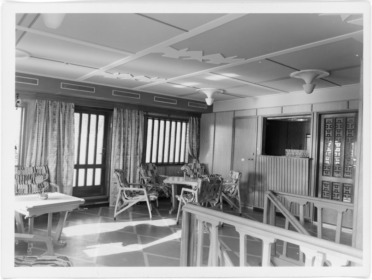 Fotodokumentasjon av det nye skipet M/S "Concordia Star". Det er foto av brua og interiøret. Første bilde er fra et kontor. Det er også bilde av en familie (foto nr. 34), og en gruppe voksne (foto nr. 28) inne i skipet.