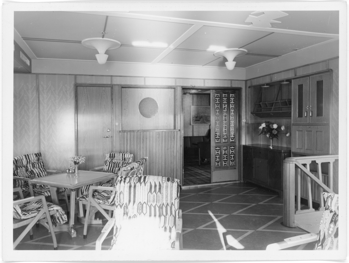 Fotodokumentasjon av det nye skipet M/S "Concordia Star". Det er foto av brua og interiøret. Første bilde er fra et kontor. Det er også bilde av en familie (foto nr. 34), og en gruppe voksne (foto nr. 28) inne i skipet.