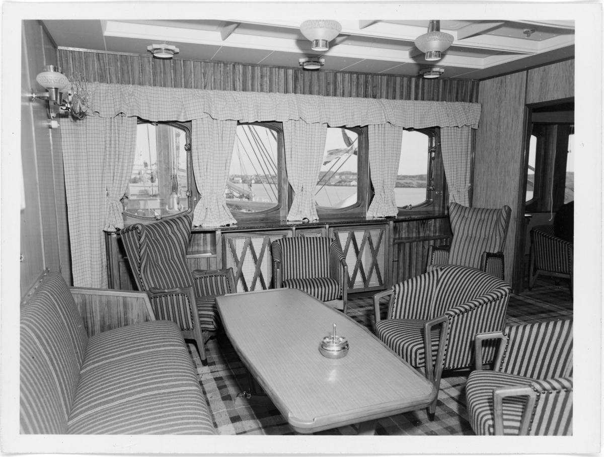 Fotodokumentasjon av det nye skipet M/S "Concordia Star". Det er foto av brua og interiøret. Første bilde er fra et kontor. Det er også bilde av en familie (foto nr. 34), og en gruppe voksne (foto nr. 28) inne i skipet.