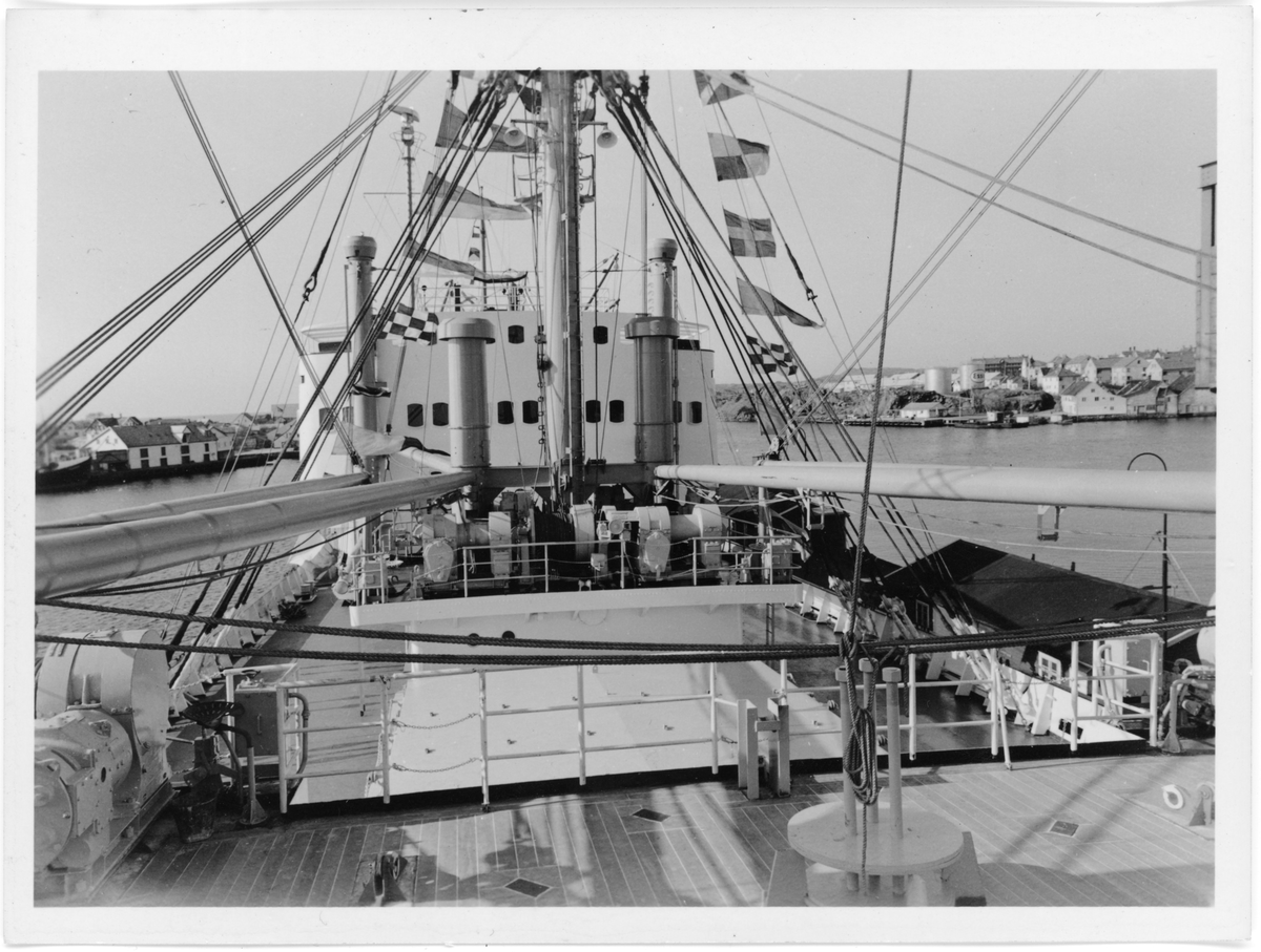 Fotodokumentasjon av det nye skipet M/S "Concordia Star". Det er foto av brua og interiøret. Første bilde er fra et kontor. Det er også bilde av en familie (foto nr. 34), og en gruppe voksne (foto nr. 28) inne i skipet.