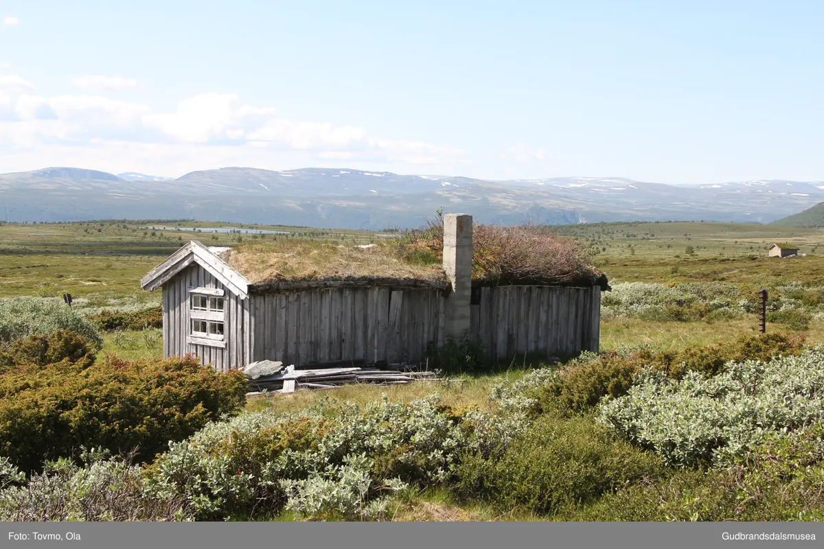 Bakkehuset, gamalt tømra måsåhus ved vestre enden av Einsethøe i Dovre.