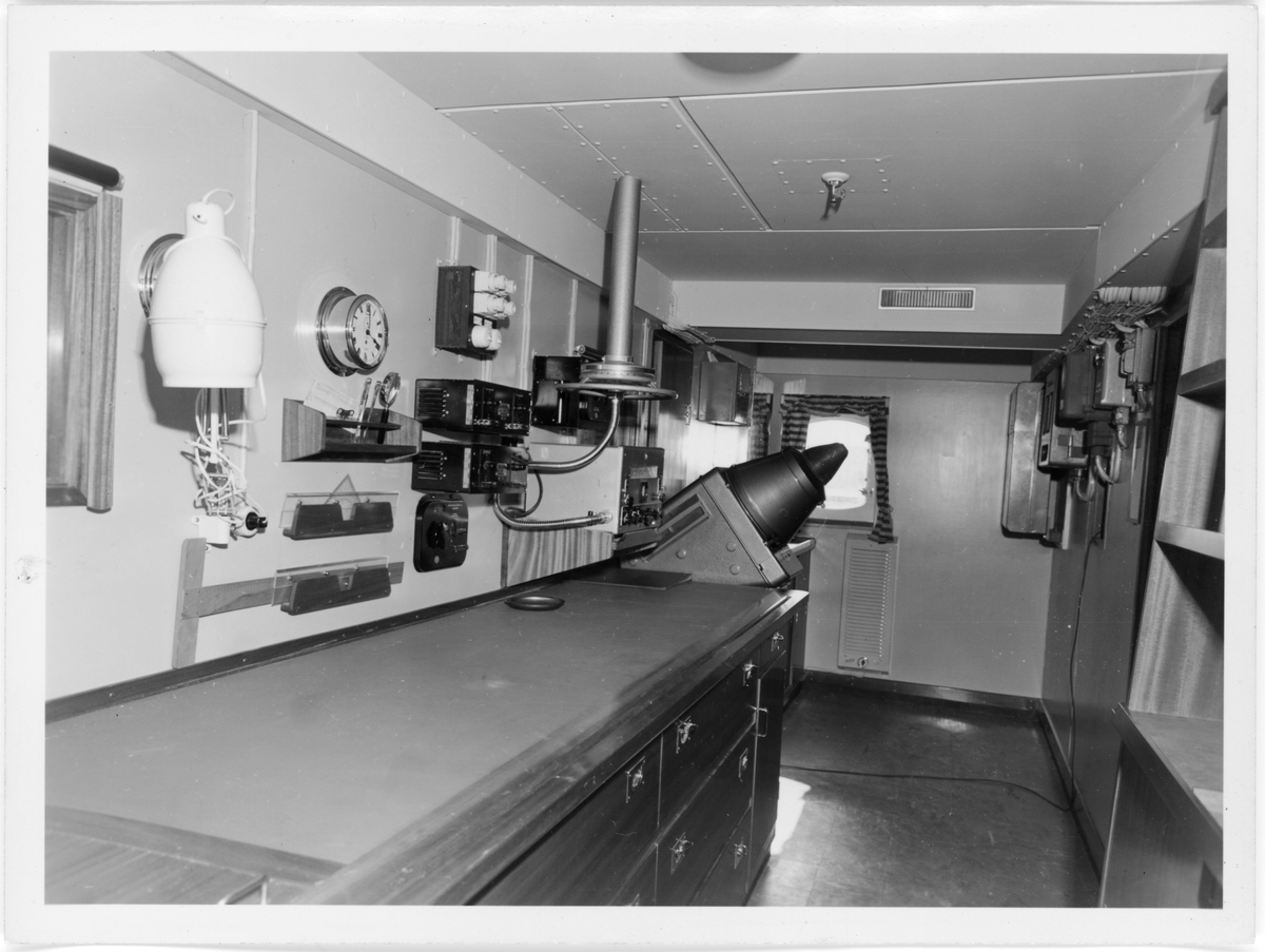 Fotodokumentasjon av det nye skipet M/S "Concordia Star". Det er foto av brua og interiøret. Første bilde er fra et kontor. Det er også bilde av en familie (foto nr. 34), og en gruppe voksne (foto nr. 28) inne i skipet.