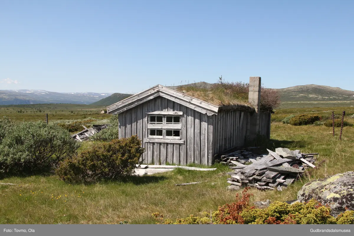 Bakkehuset, gamalt tømra måsåhus ved vestre enden av Einsethøe i Dovre.