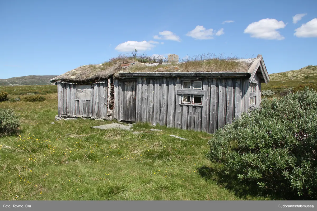 Bakkehuset, gamalt tømra måsåhus ved vestre enden av Einsethøe i Dovre.