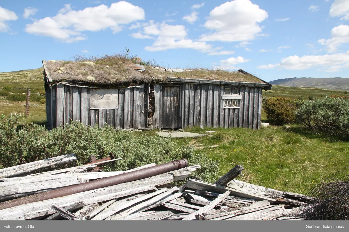 Bakkehuset, gamalt tømra måsåhus ved vestre enden av Einsethøe i Dovre.