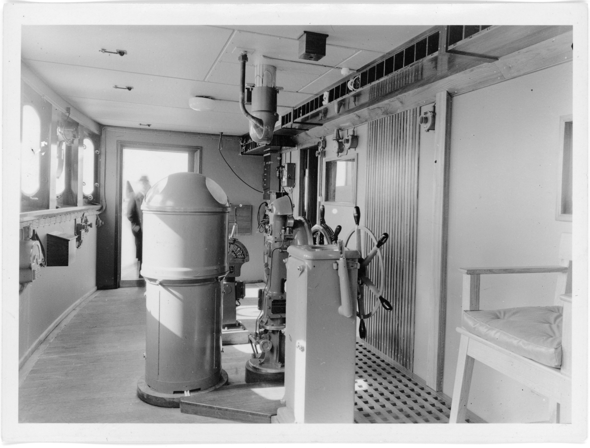 Fotodokumentasjon av det nye skipet M/S "Concordia Star". Det er foto av brua og interiøret. Første bilde er fra et kontor. Det er også bilde av en familie (foto nr. 34), og en gruppe voksne (foto nr. 28) inne i skipet.