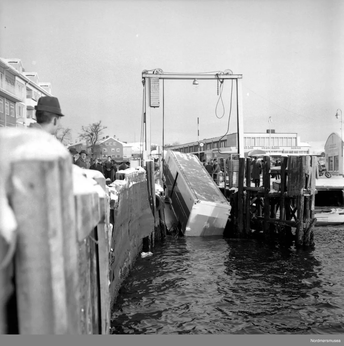 "Trailer fra Averøy Billag hadde nesten havnet i sjøen da den skulle kjøre på land fra bilferja "Istra i Kristiansund lørdag." Det skriver Tidens Krav, mandag, 14. februar 1966. Bildene er fra fotoarkivet etter fotograf Nils Williams. 
