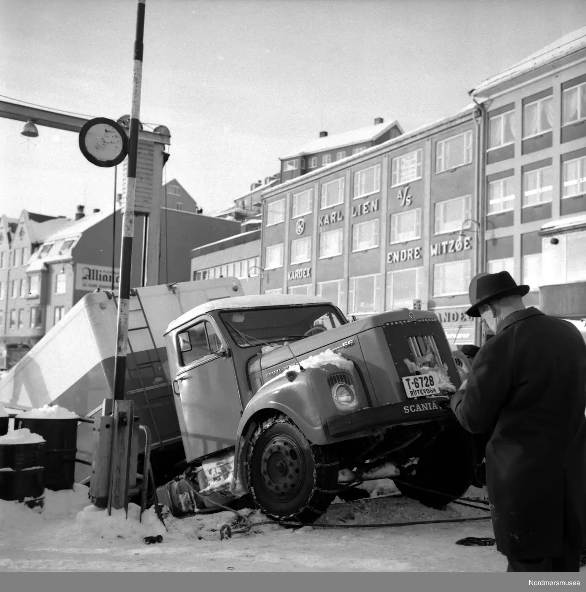 "Trailer fra Averøy Billag hadde nesten havnet i sjøen da den skulle kjøre på land fra bilferja "Istra i Kristiansund lørdag." Det skriver Tidens Krav, mandag, 14. februar 1966. Bildene er fra fotoarkivet etter fotograf Nils Williams. 