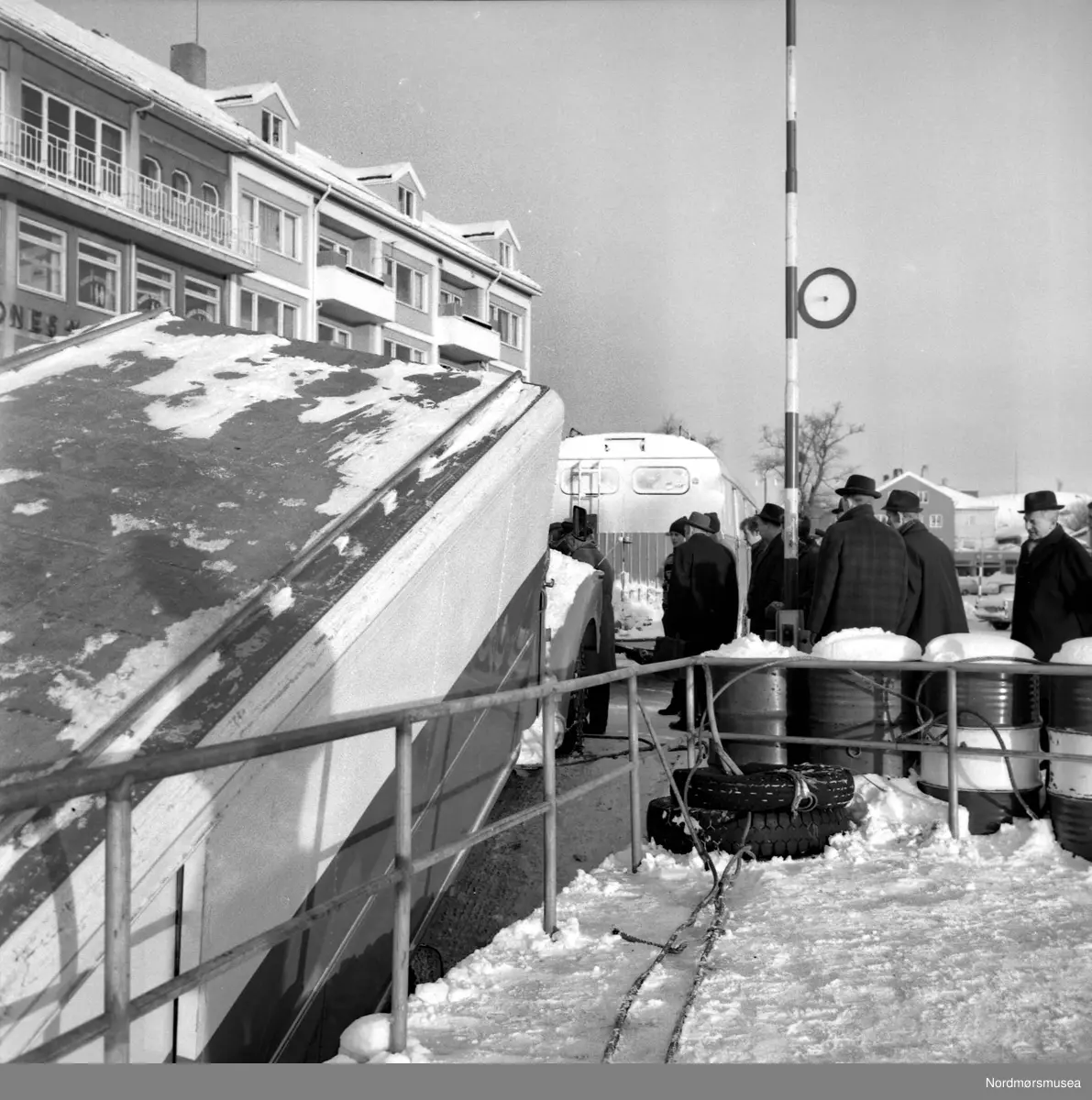 "Trailer fra Averøy Billag hadde nesten havnet i sjøen da den skulle kjøre på land fra bilferja "Istra i Kristiansund lørdag." Det skriver Tidens Krav, mandag, 14. februar 1966. Bildene er fra fotoarkivet etter fotograf Nils Williams. 