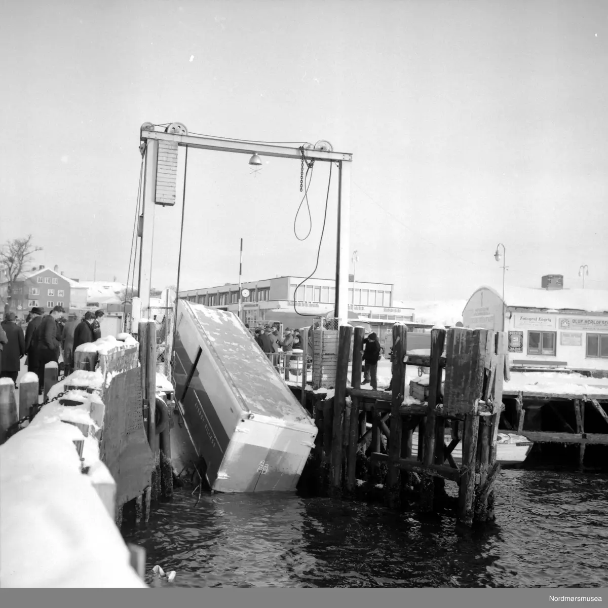 "Trailer fra Averøy Billag hadde nesten havnet i sjøen da den skulle kjøre på land fra bilferja "Istra i Kristiansund lørdag." Det skriver Tidens Krav, mandag, 14. februar 1966. Bildene er fra fotoarkivet etter fotograf Nils Williams. 