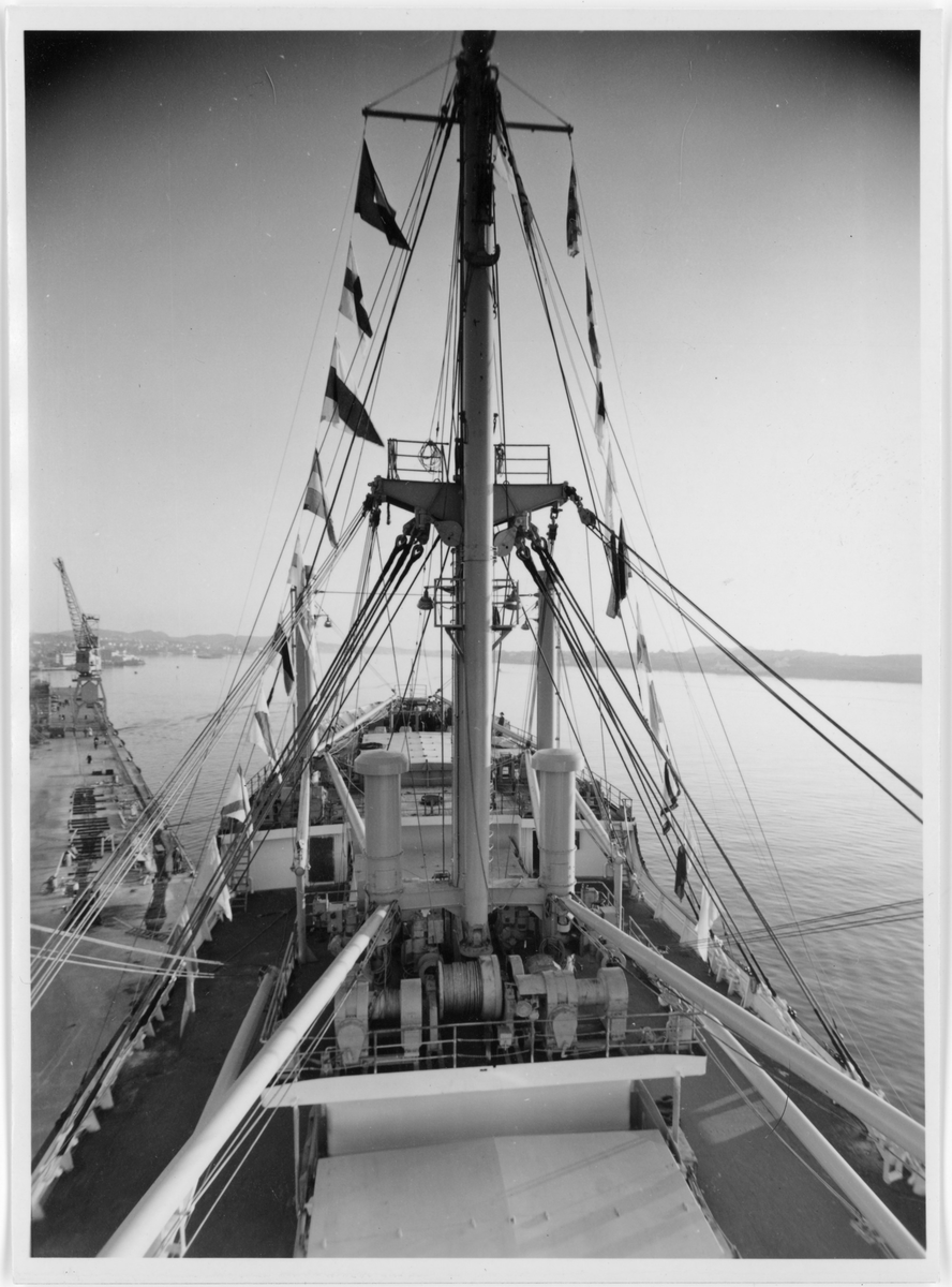 Fotodokumentasjon av det nye skipet M/S "Concordia Star". Det er foto av brua og interiøret. Første bilde er fra et kontor. Det er også bilde av en familie (foto nr. 34), og en gruppe voksne (foto nr. 28) inne i skipet.
