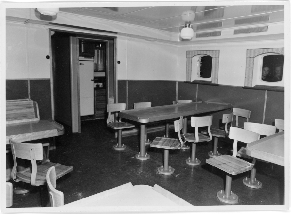 Fotodokumentasjon av det nye skipet M/S "Concordia Star". Det er foto av brua og interiøret. Første bilde er fra et kontor. Det er også bilde av en familie (foto nr. 34), og en gruppe voksne (foto nr. 28) inne i skipet.