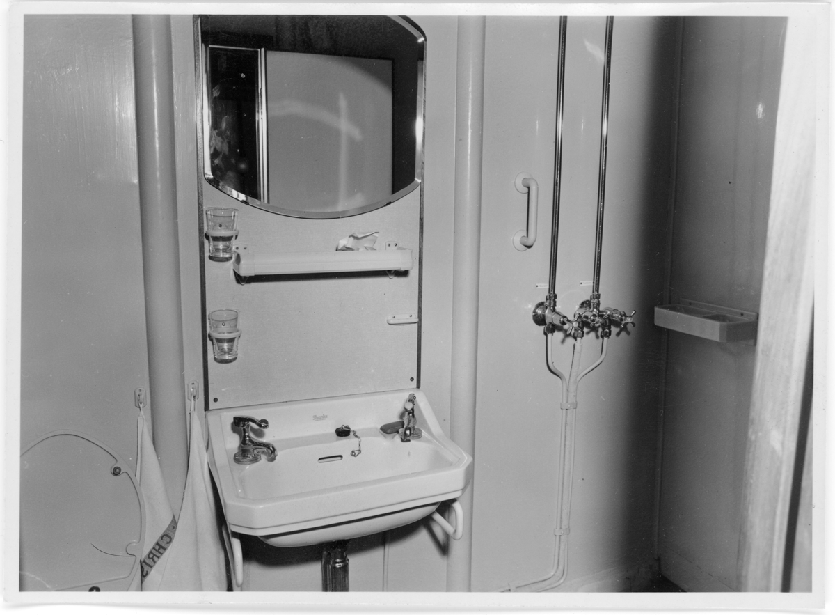 Fotodokumentasjon av det nye skipet M/S "Concordia Star". Det er foto av brua og interiøret. Første bilde er fra et kontor. Det er også bilde av en familie (foto nr. 34), og en gruppe voksne (foto nr. 28) inne i skipet.