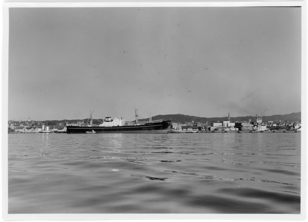 Fotodokumentasjon av det nye skipet M/S "Concordia Star". Det er foto av brua og interiøret. Første bilde er fra et kontor. Det er også bilde av en familie (foto nr. 34), og en gruppe voksne (foto nr. 28) inne i skipet.