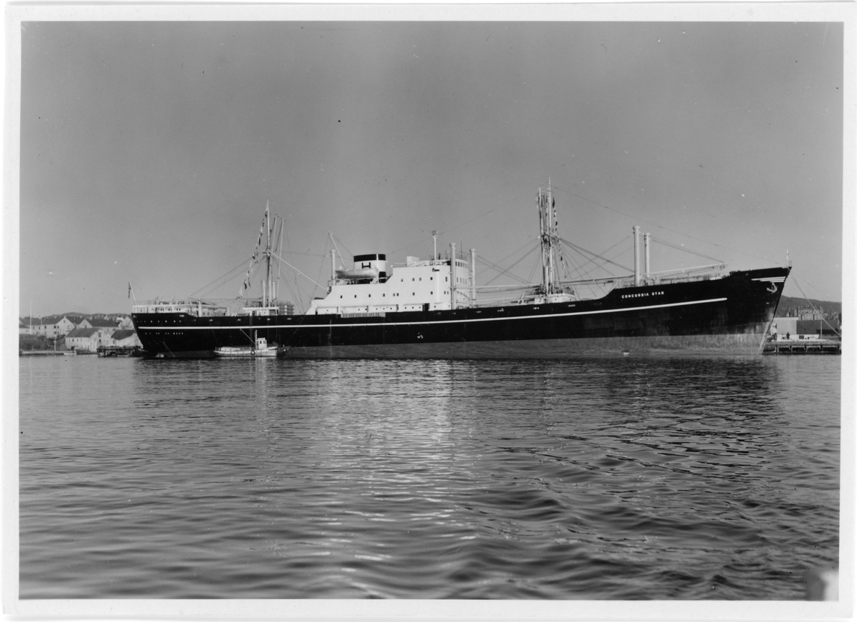 Fotodokumentasjon av det nye skipet M/S "Concordia Star". Det er foto av brua og interiøret. Første bilde er fra et kontor. Det er også bilde av en familie (foto nr. 34), og en gruppe voksne (foto nr. 28) inne i skipet.