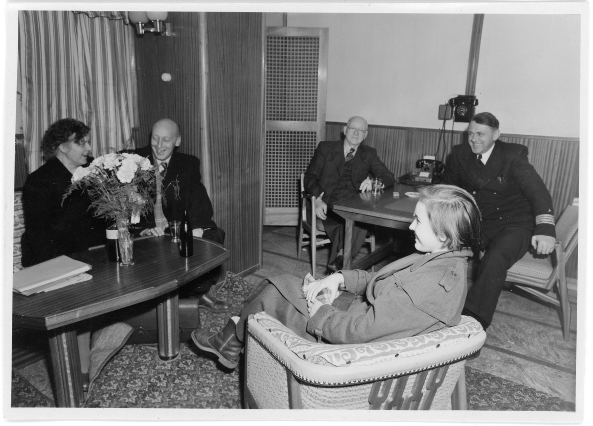 Fotodokumentasjon av det nye skipet M/S "Concordia Star". Det er foto av brua og interiøret. Første bilde er fra et kontor. Det er også bilde av en familie (foto nr. 34), og en gruppe voksne (foto nr. 28) inne i skipet.