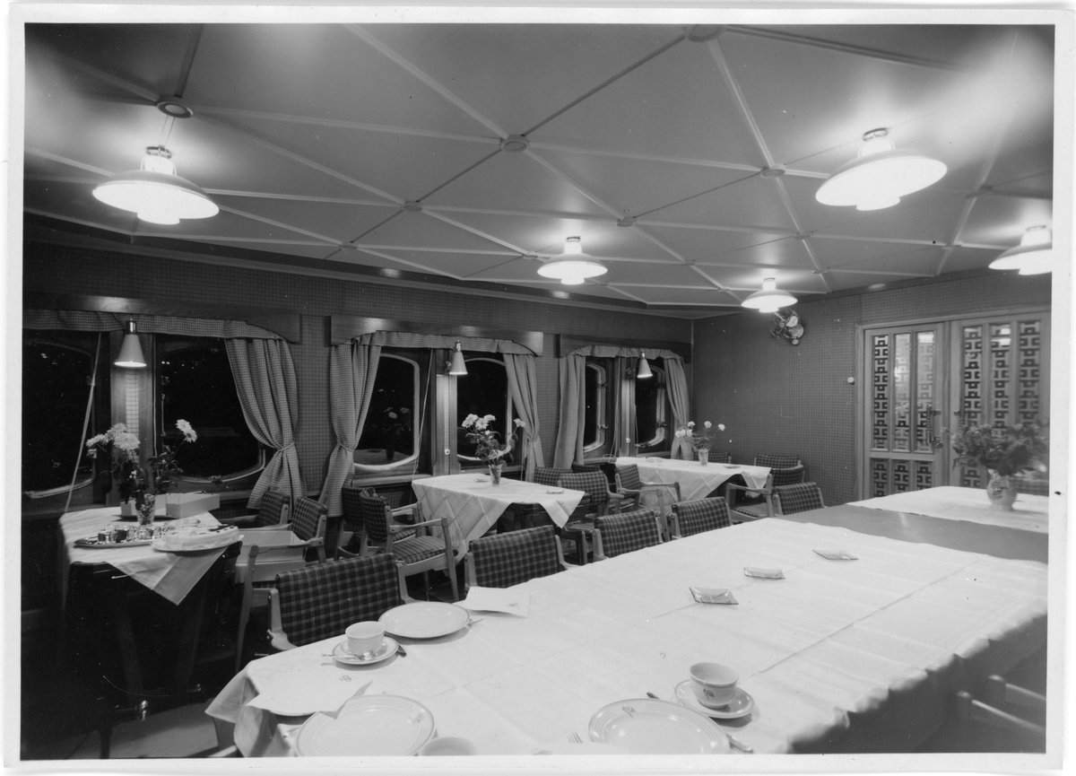 Fotodokumentasjon av det nye skipet M/S "Concordia Star". Det er foto av brua og interiøret. Første bilde er fra et kontor. Det er også bilde av en familie (foto nr. 34), og en gruppe voksne (foto nr. 28) inne i skipet.