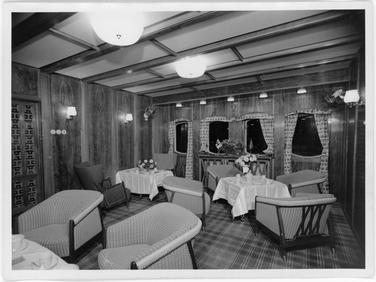 Fotodokumentasjon av det nye skipet M/S "Concordia Star". Det er foto av brua og interiøret. Første bilde er fra et kontor. Det er også bilde av en familie (foto nr. 34), og en gruppe voksne (foto nr. 28) inne i skipet.