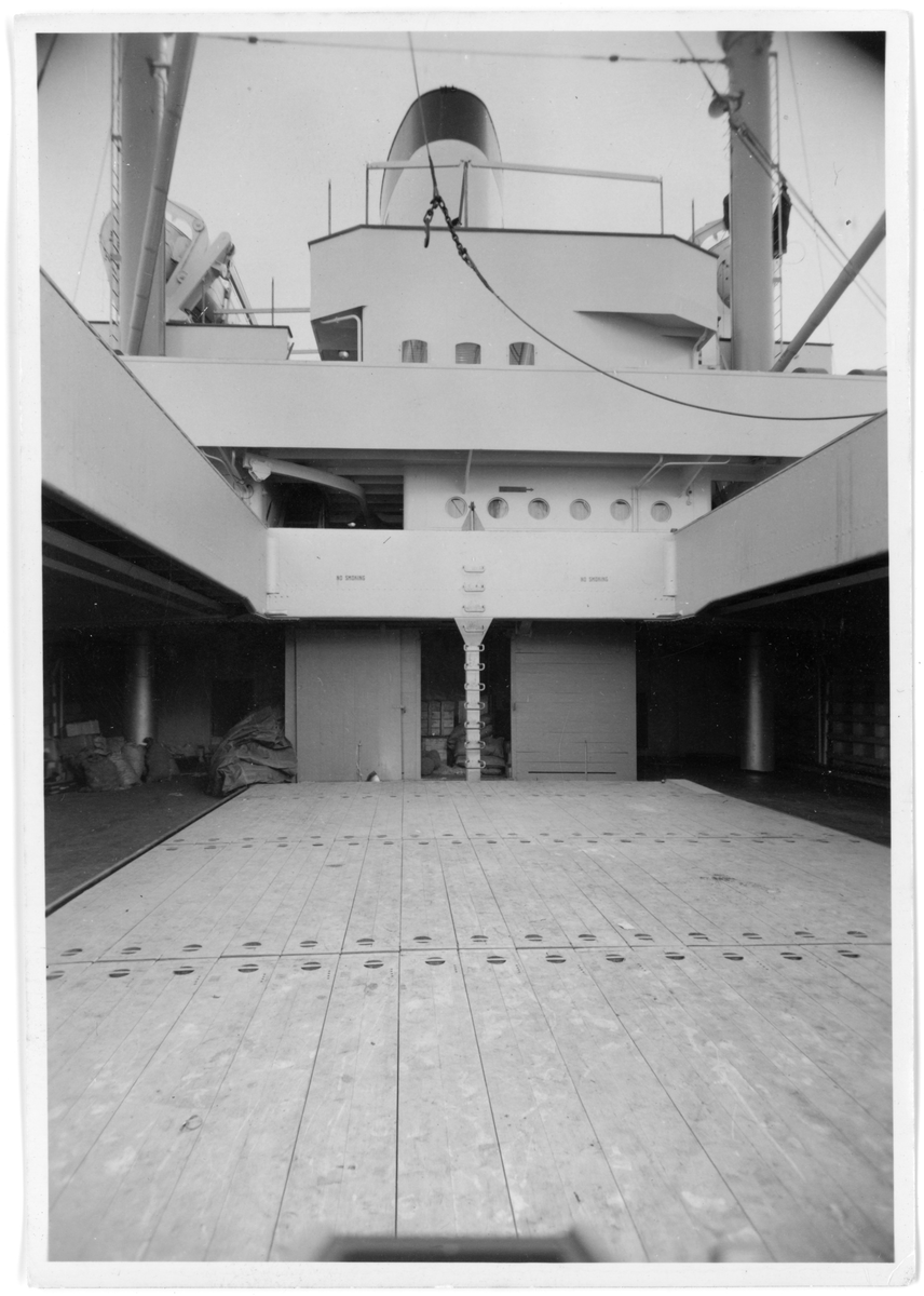 Fotodokumentasjon av det nye skipet M/S "Concordia Star". Det er foto av brua og interiøret. Første bilde er fra et kontor. Det er også bilde av en familie (foto nr. 34), og en gruppe voksne (foto nr. 28) inne i skipet.