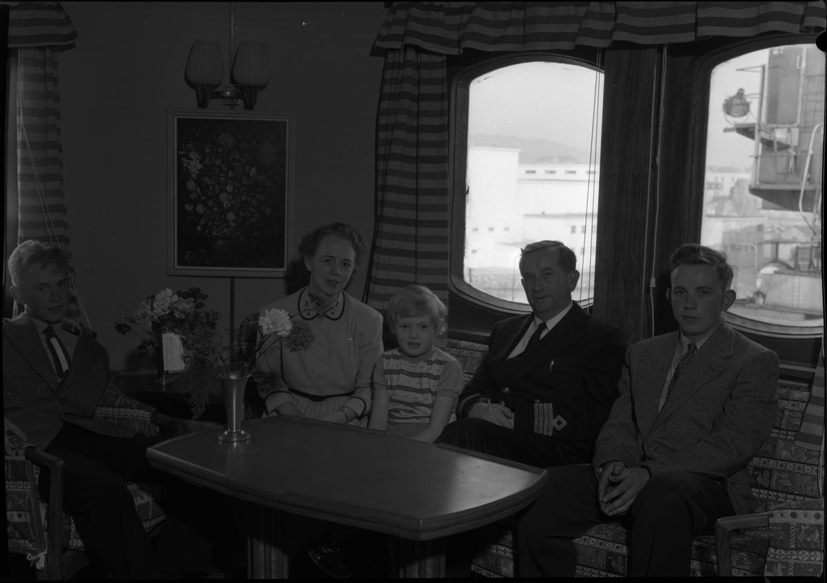 Fotodokumentasjon av det nye skipet M/S "Concordia Star". Det er foto av brua og interiøret. Første bilde er fra et kontor. Det er også bilde av en familie (foto nr. 34), og en gruppe voksne (foto nr. 28) inne i skipet.
