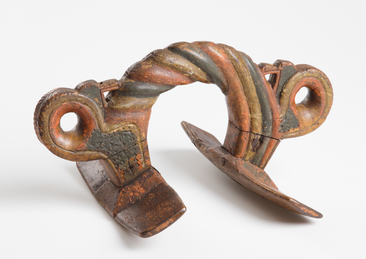 Selbåge, målad i grön och gul oljefärg.
Skulptural utsmyckning: rokokoornamentik (rocaille).
