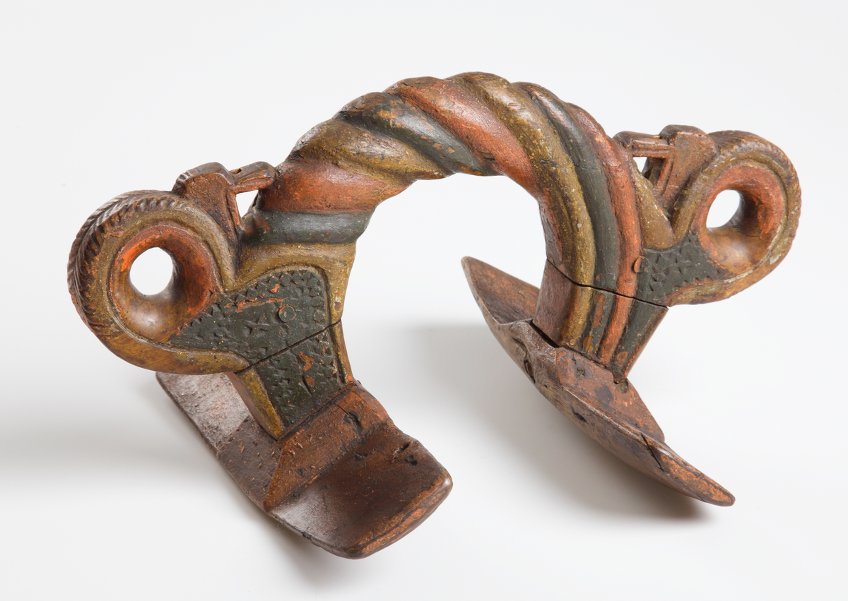 Selbåge, målad i grön och gul oljefärg.
Skulptural utsmyckning: rokokoornamentik (rocaille).
