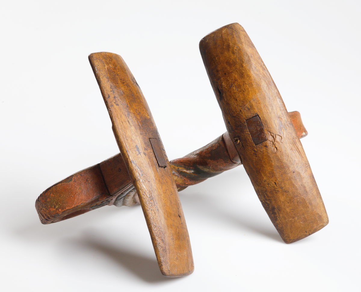 Selbåge, målad i grön och gul oljefärg.
Skulptural utsmyckning: rokokoornamentik (rocaille).