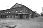 Bildens del av Storgatan i Linköping gav med tiden ett alltmer förslummat intryck. Innan decenniet var till ända skulle följaktligen all synlig bebyggelse vara riven. Foto 1976.