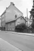 Efter att det så kallade Borgarhemmet stod klart 1913 hukade det betydligt mindre Nygatan 44 mot dess brandgavel. Så förblev det tills det rådande flerfamiljshuset annekterade platsen i sin typiska 1980-talsdräkt. Foto 1978.