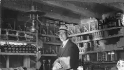 Handelsmann Ole Melå inne i butikken på Borkenes.