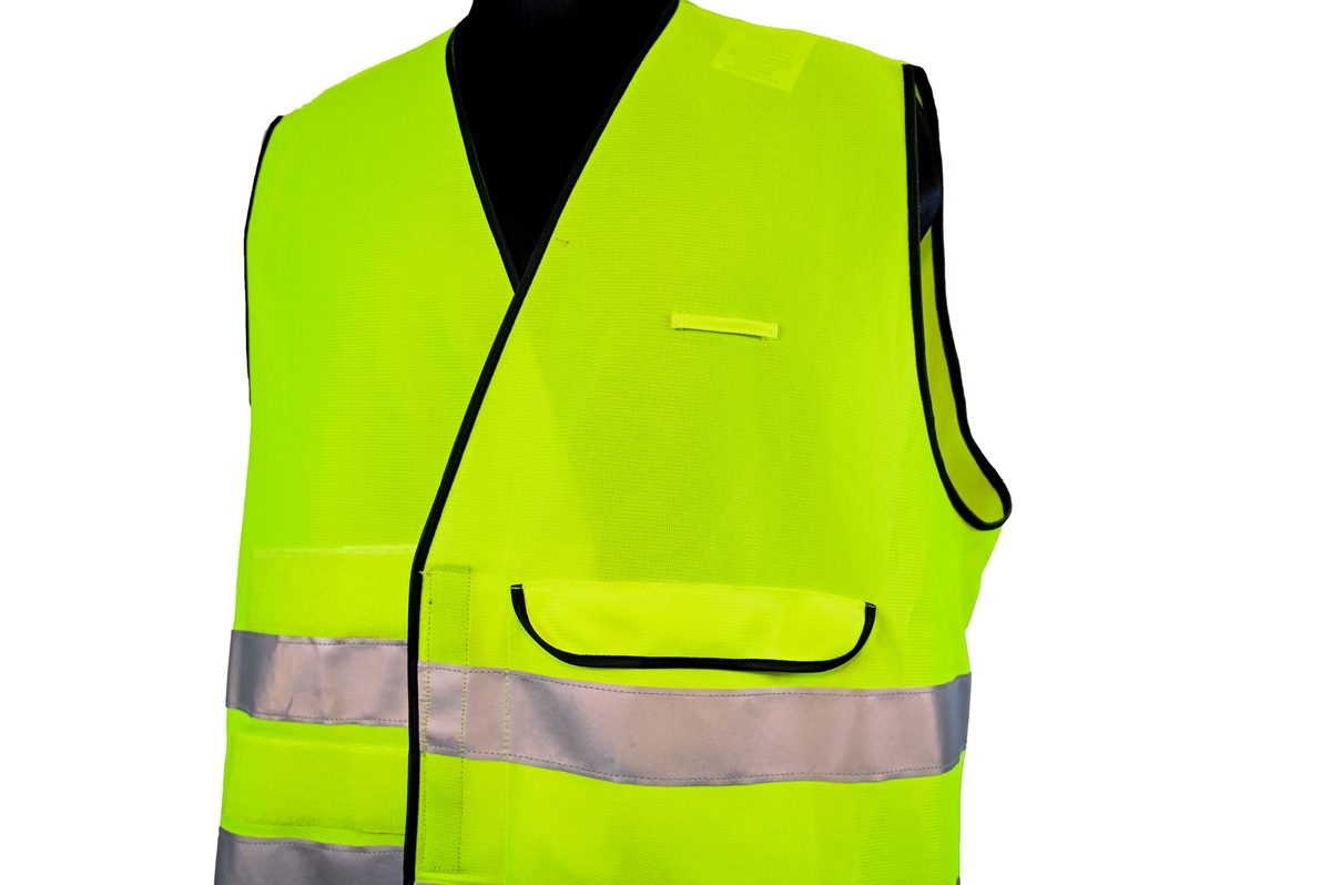 Gul reflexväst för banpersonal. Västen har två breda reflexband som går hela vägen runt och stängs framtill med kardborreband. På vänster sida om öppningen sitter en ficka och ovanför den en ögla i samma tyg som västen. Svart passpoal vid alla kantsömmar. På insidan vid vänster axel sitter en produktionsetikett med tvättråd och produktinformation.

Västen är tillverkad av Sto-Nor Industri A.S, Norge.