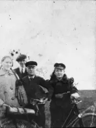 Fire realskoleelever fra Kvæfjord med en sykkel.