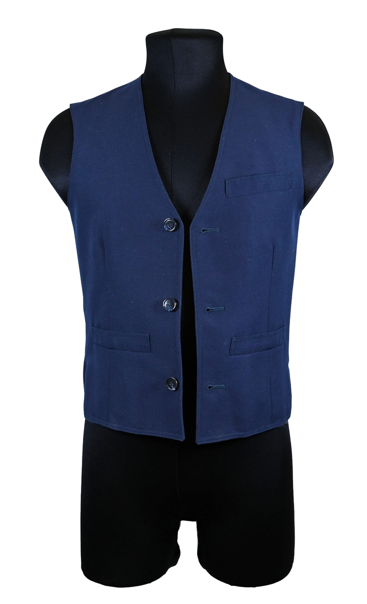 Väst till ämbetsdräkt för Luftfartsverket. Västen är av mörkblå ylle med enkel knäppning med tre stycken plastknappar. Framtill finns totalt tre stycken fickor, två midjeficor samt en bröst ficka på vänster sida. I fodret finns en innerficka på vänster sida.

Västen är tillverkad av Kommanditbolaget Björck & Co.